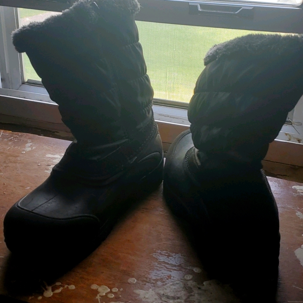 Snow boots
